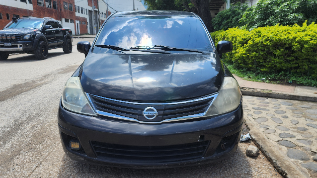 NISSAN VERSA - 2010